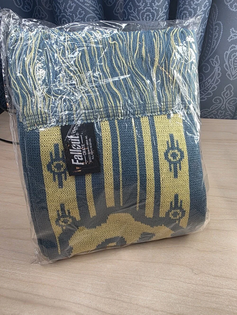 Fallout Crate LootWear Knit Scarf Vault 76 Blue/Yellow Fringe Brand New Sealed